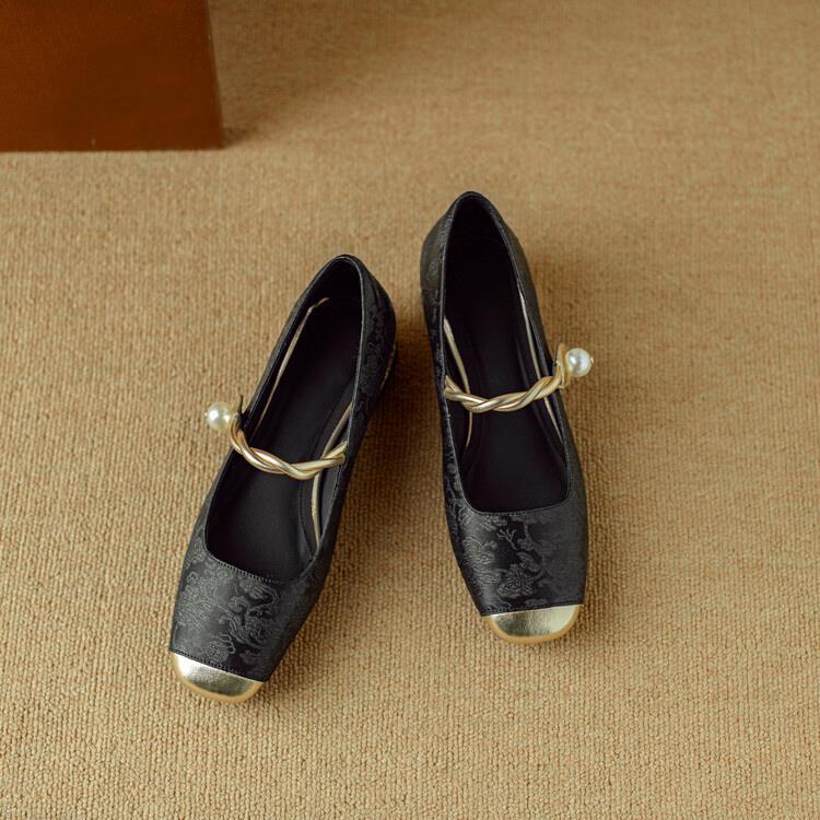Naila Pumps