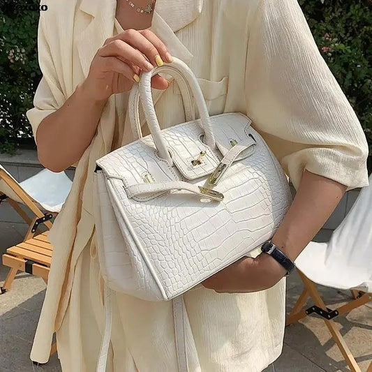 Women's Elegant Handbag Spacious Design - 
Fashinoza