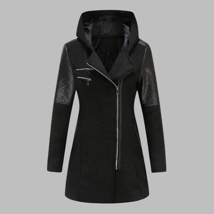 Dames winterjas met capuchon, zwart, gewatteerde leren mouwen, ritssluiting. Stijlvolle en warme jas voor koude dagen. Perfect voor wintermode.