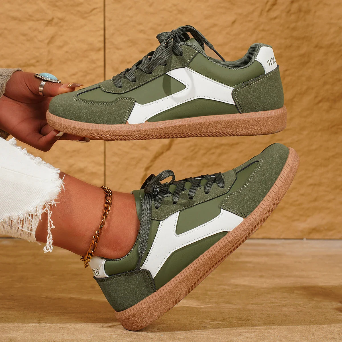Vionni Sneakers