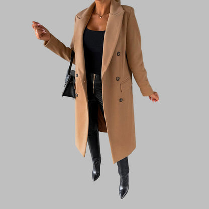 Vrouw in stijlvolle camel winterjas, zwarte top en leren broek. Modieuze outfit met hoge hakken en schoudertas. Perfect voor wintermode.