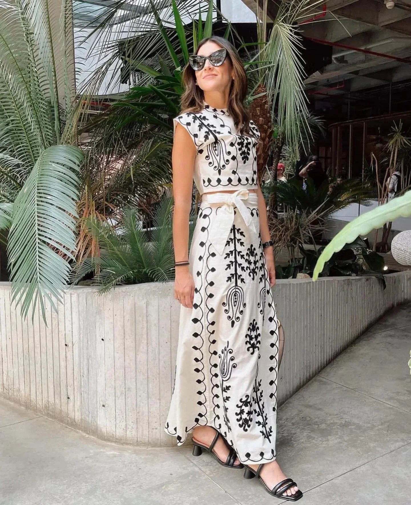 Women's Embroidered Sleeveless Jumpsuit Flowing Skirt - 
Fashinoza