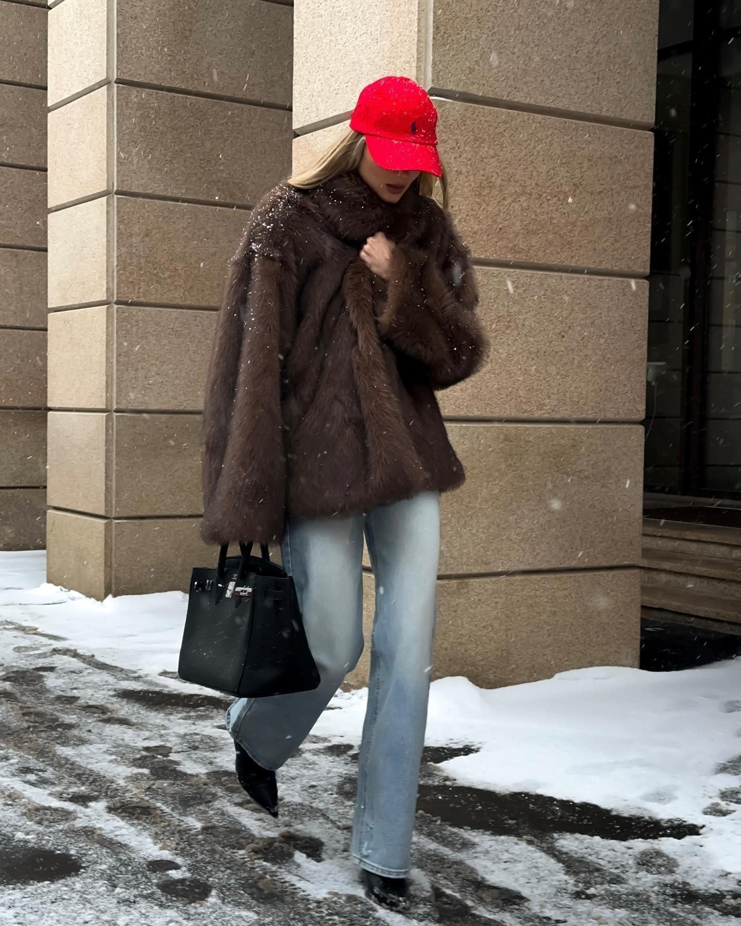 Women's Oversized Faux Fur Coat - 
Fashinoza