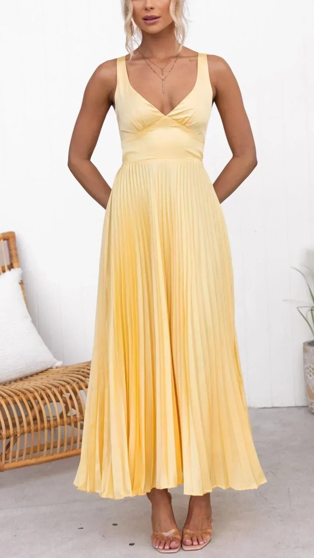 womens-maxi-dress-in-pleated-material-with-v-neck-and-open-back-2