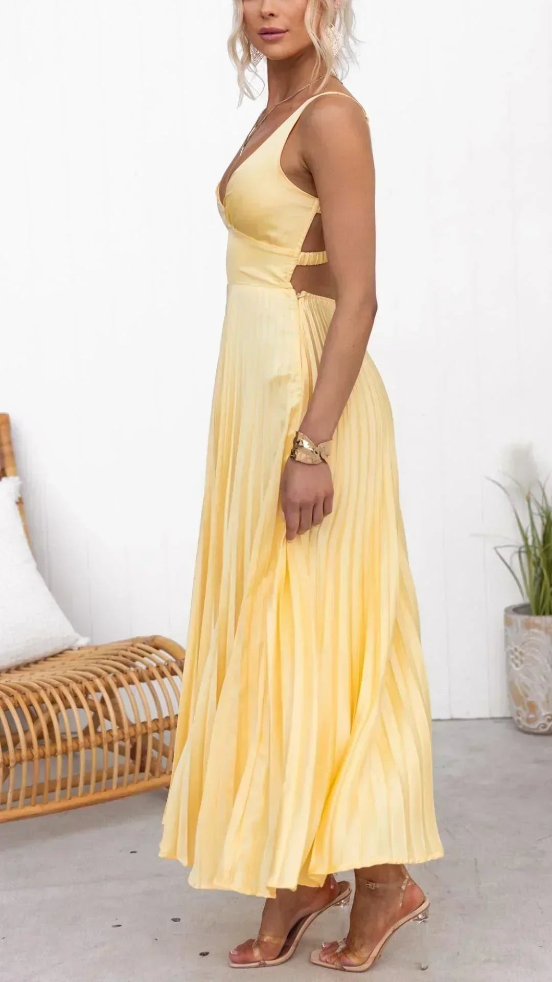 womens-maxi-dress-in-pleated-material-with-v-neck-and-open-back-3