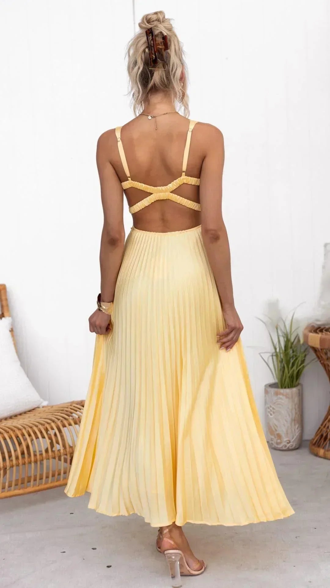 womens-maxi-dress-in-pleated-material-with-v-neck-and-open-back-5
